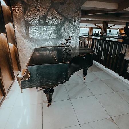 Hotel Sky Гевгелія Екстер'єр фото Piano at the lobby