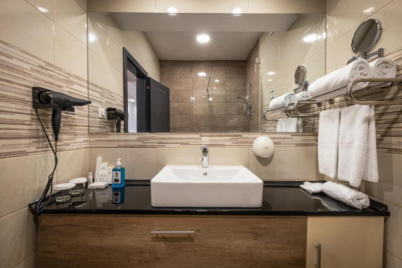 Hotel Sky Гевгелія Екстер'єр фото Bathroom in a hotel