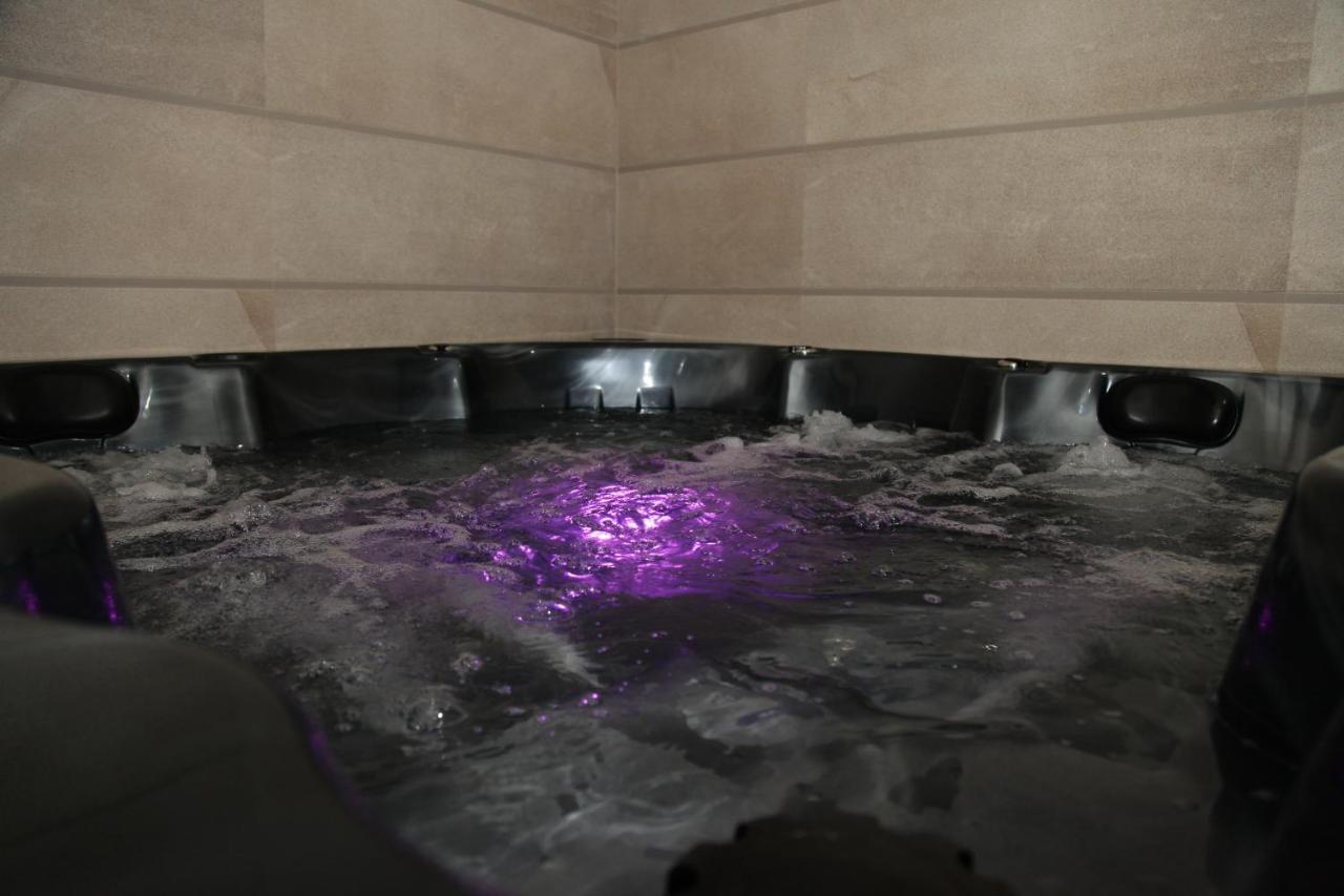 Hotel Sky Гевгелія Екстер'єр фото A whirlpool bath