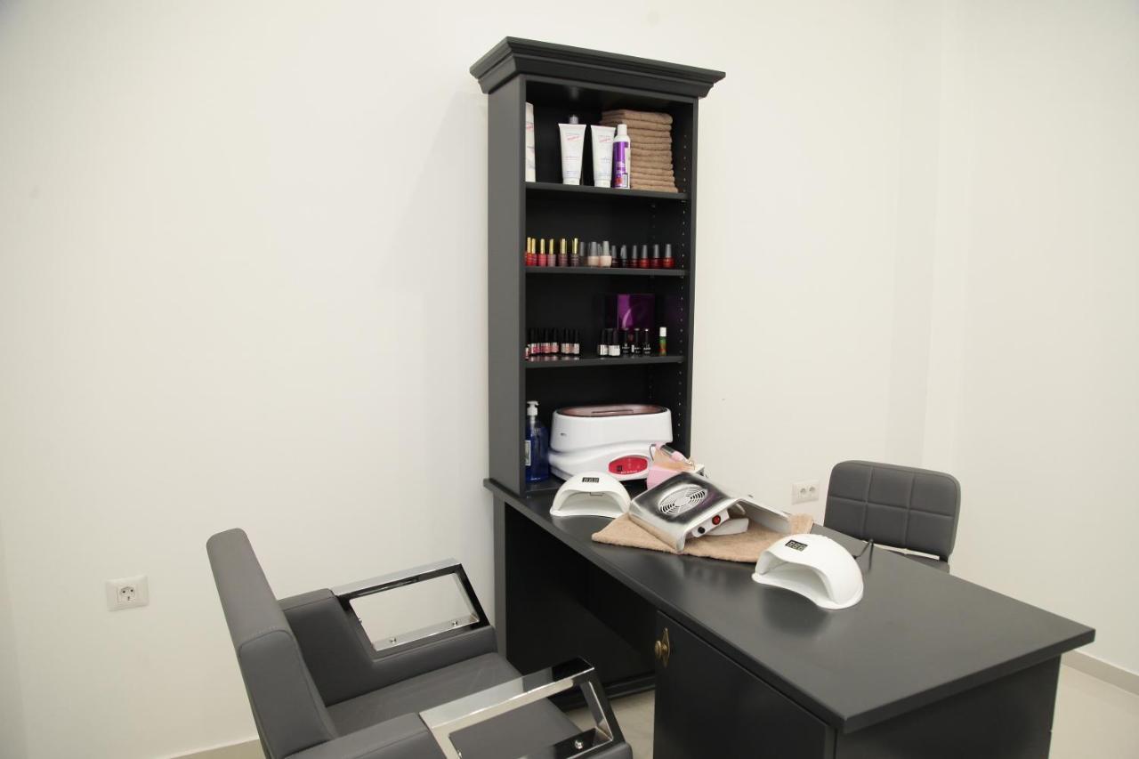 Hotel Sky Гевгелія Екстер'єр фото A consultation room at a salon