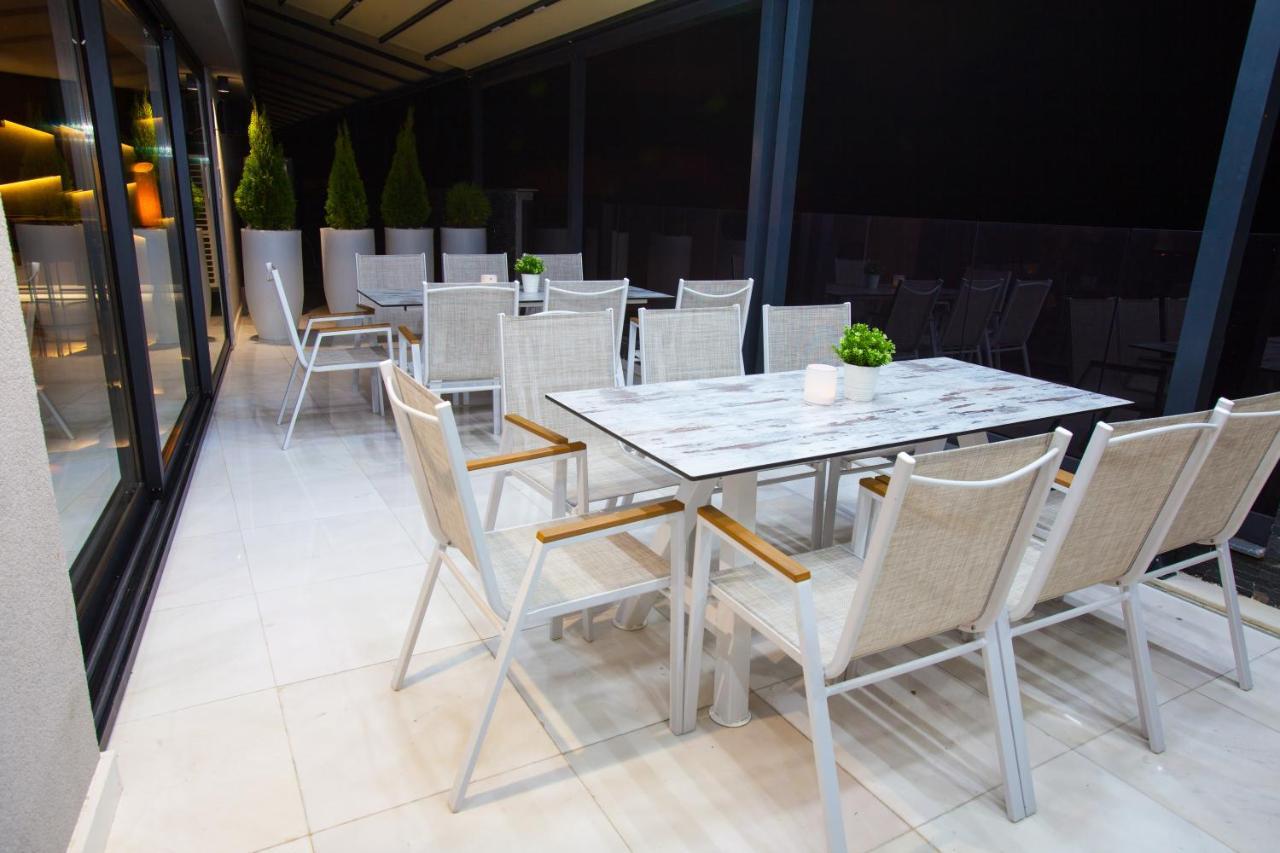 Hotel Sky Гевгелія Екстер'єр фото A patio set