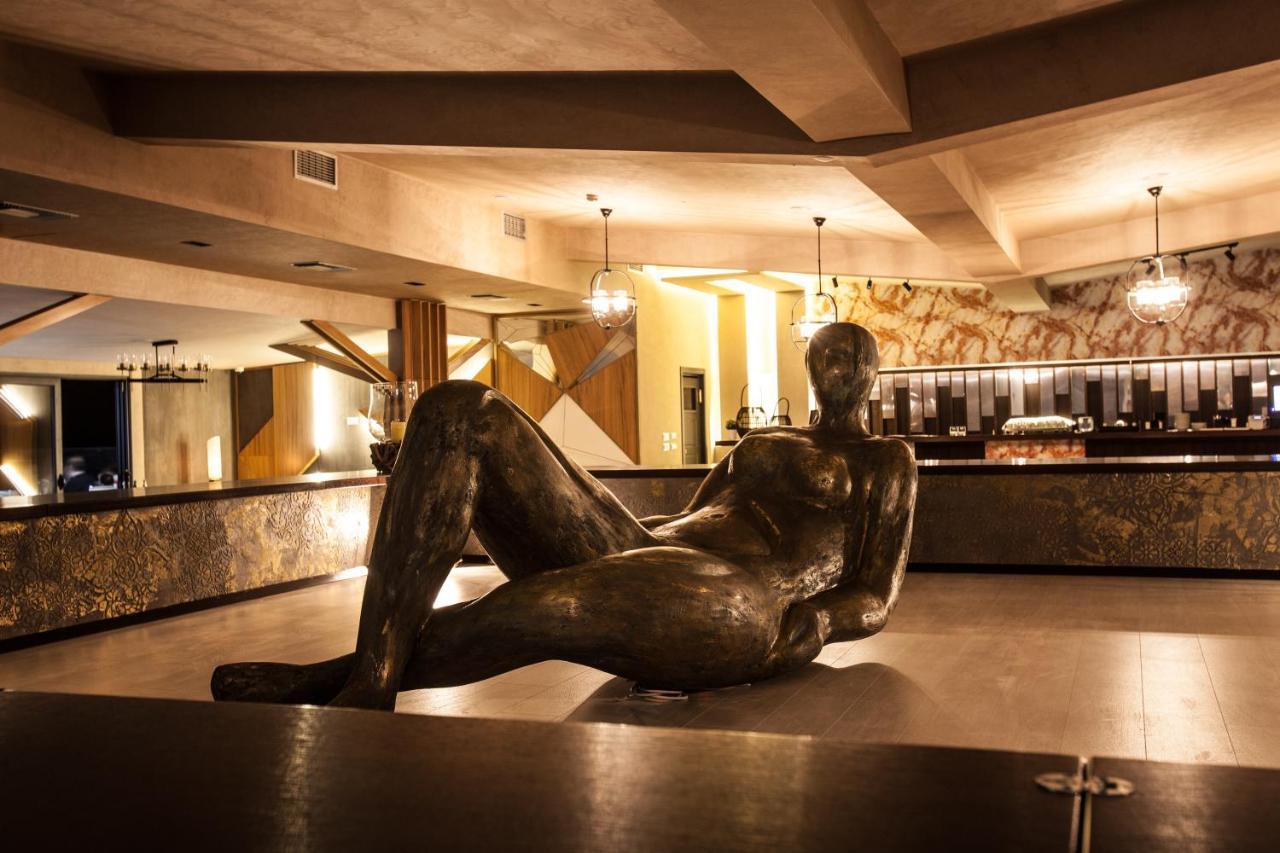 Hotel Sky Гевгелія Екстер'єр фото The sculpture in 2011